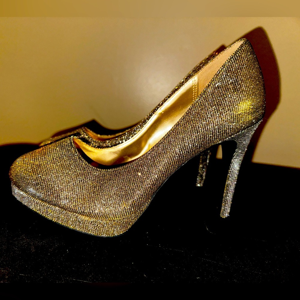 SPARKLE & SHINE as you dance the night away … sz 6.5 pumps
